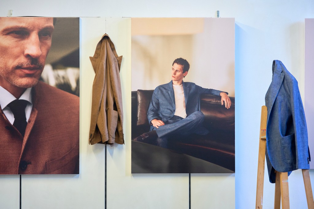 “Una Vita a Colori”: Boglioli svela la nuova collezione SS26 presso l’Atelier Crespi Brera, fusione di arte, alta sartoria e&nbsp;artigianalità