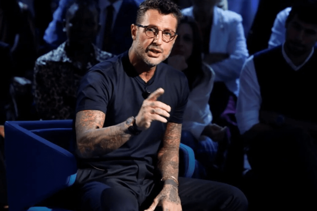 Mediaset contro Fabrizio Corona: lo scontro diventa giudiziario