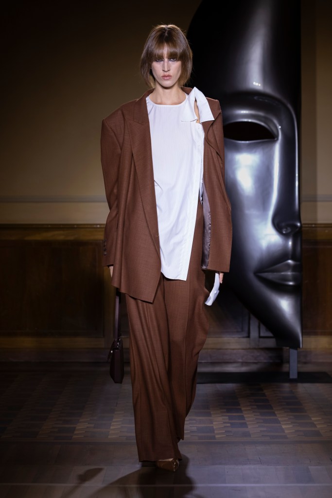 Model on the runway at the Sagío fashion show in Milan, Spring Summer 2027 Ready To Wear Fashion Week, Runway Look #022